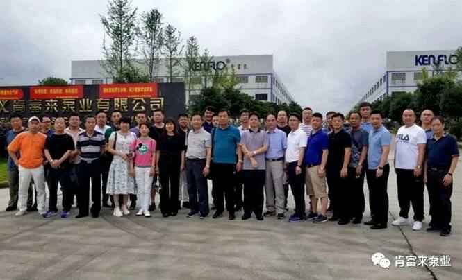 与会人员在遵义沈阳承泽文化艺术中心有限公司有限公司大门口合影留念